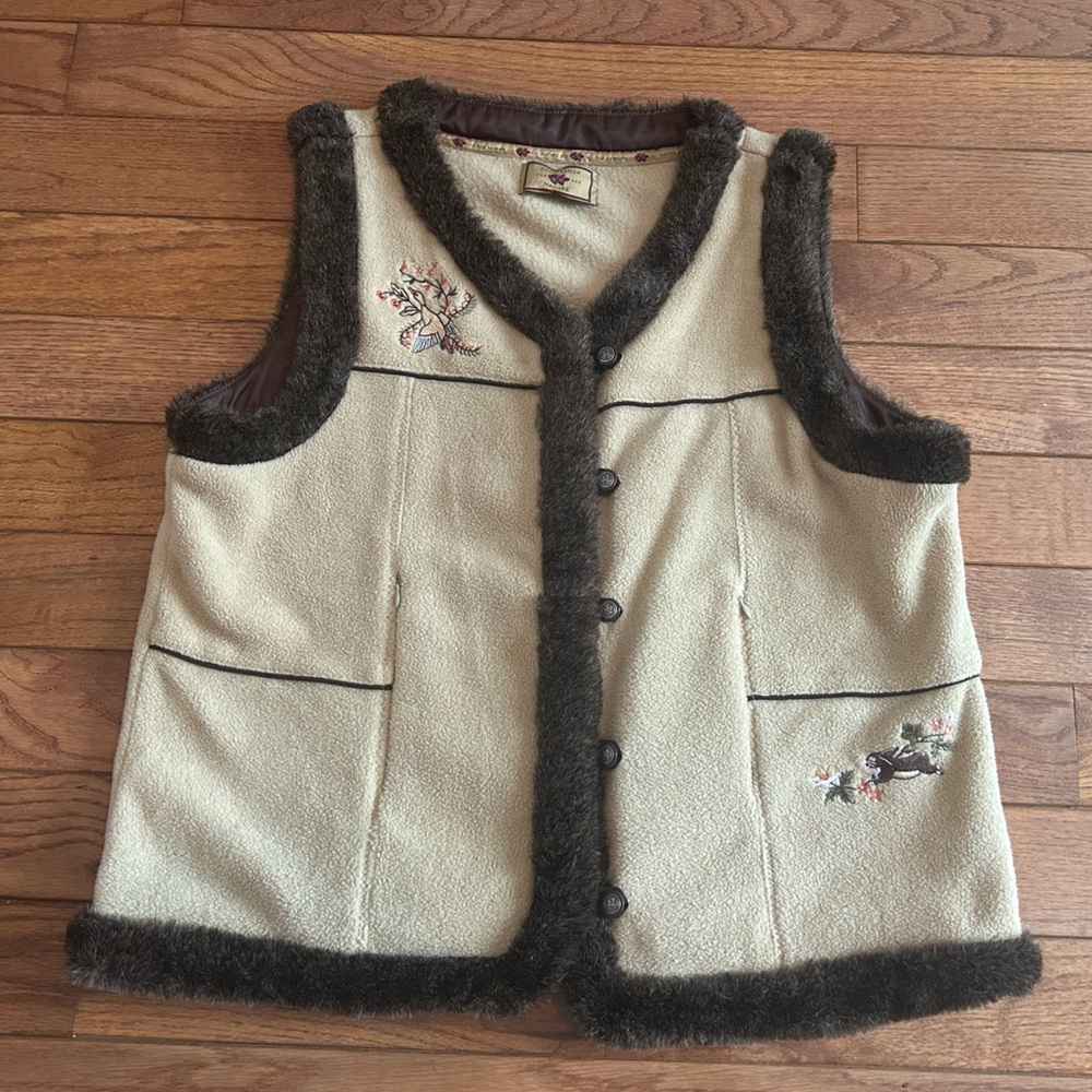 Cottagecore rustic embroidered fleece vest - Picture 6 of 11